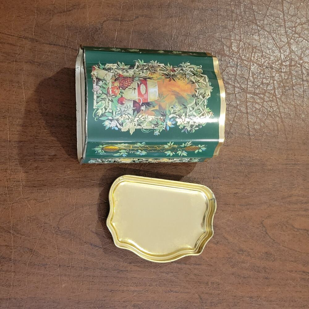 Vintage Christmas Tin England Holiday Tea 1981 Green Pineapples Gold Trim Avon - Picture 7 of 9